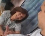 imagen Abuela sorprendida por un guapo joven