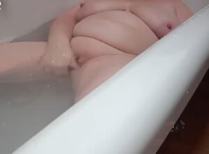 Pillamos a mi madre guarreando en la bañera