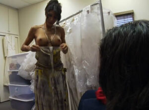 Ayudando a su madrastra con el traje de novia