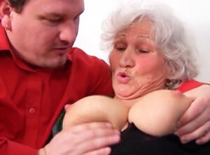 Abuela de 90 se lía con el asistente social